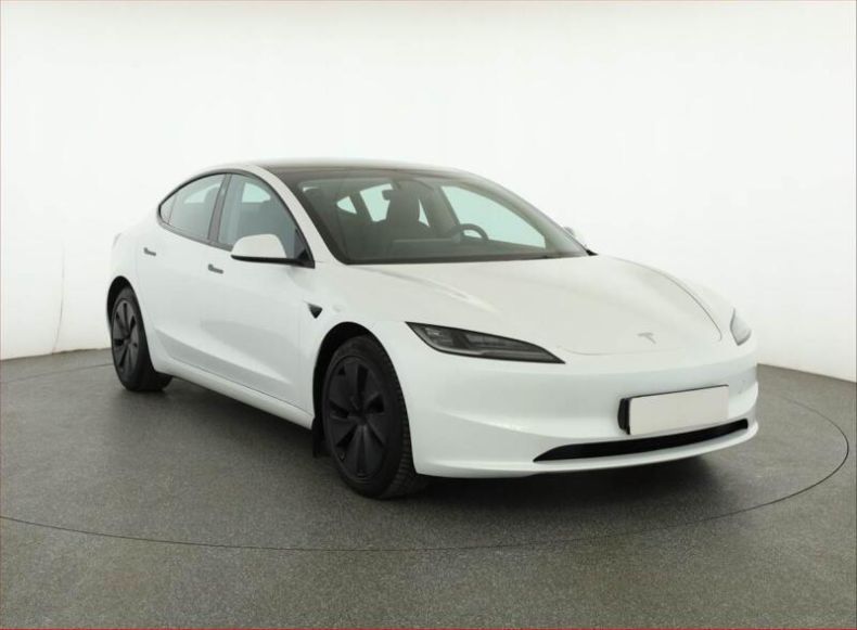Tesla Model 3 - hlavní foto