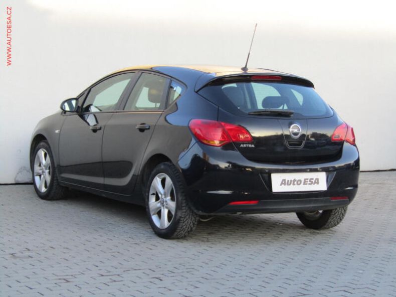 Opel Astra - hlavní fotka