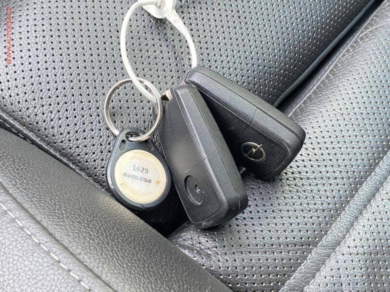 Opel Insignia - hlavní fotka