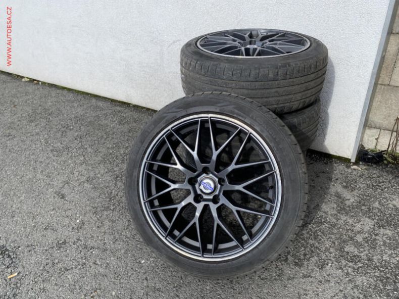 Volvo V40 - hlavní fotka