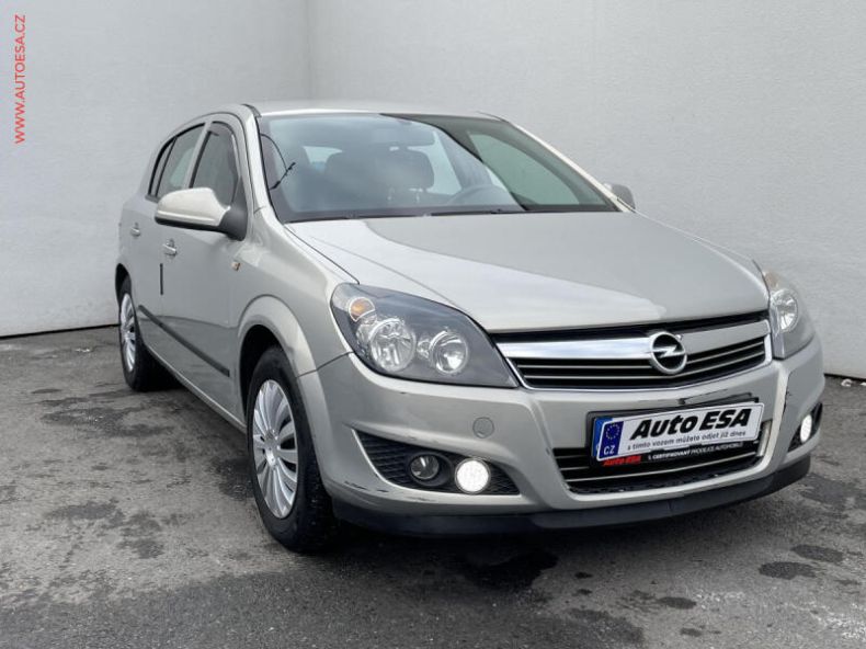 Opel Astra - hlavní foto