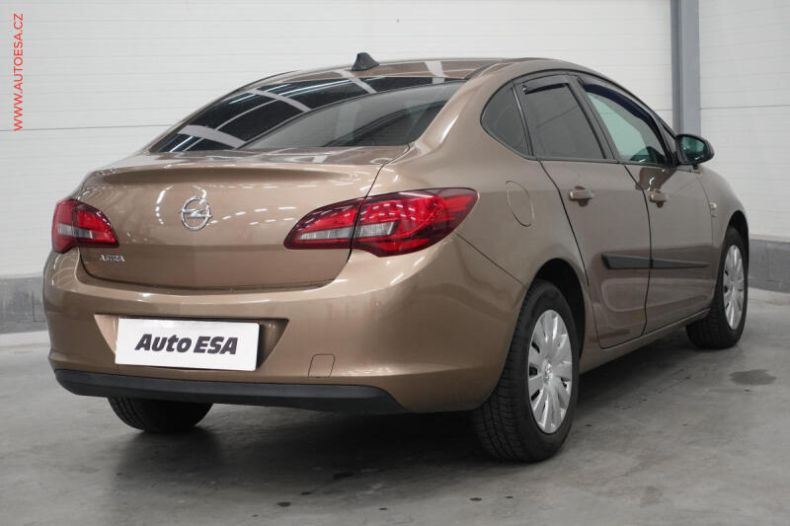 Opel Astra - hlavní fotka