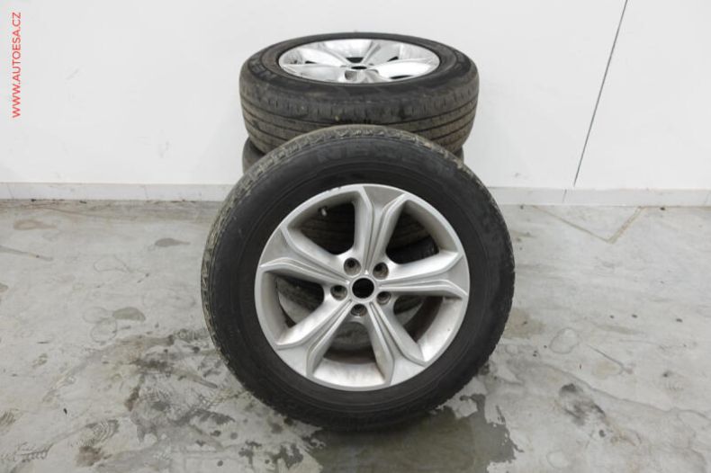 Land Rover Discovery - hlavní fotka