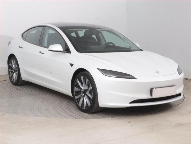 Tesla Model 3 - hlavní foto