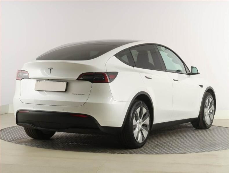 Tesla Model Y - hlavní fotka