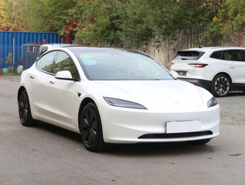 Tesla Model 3 - hlavní foto