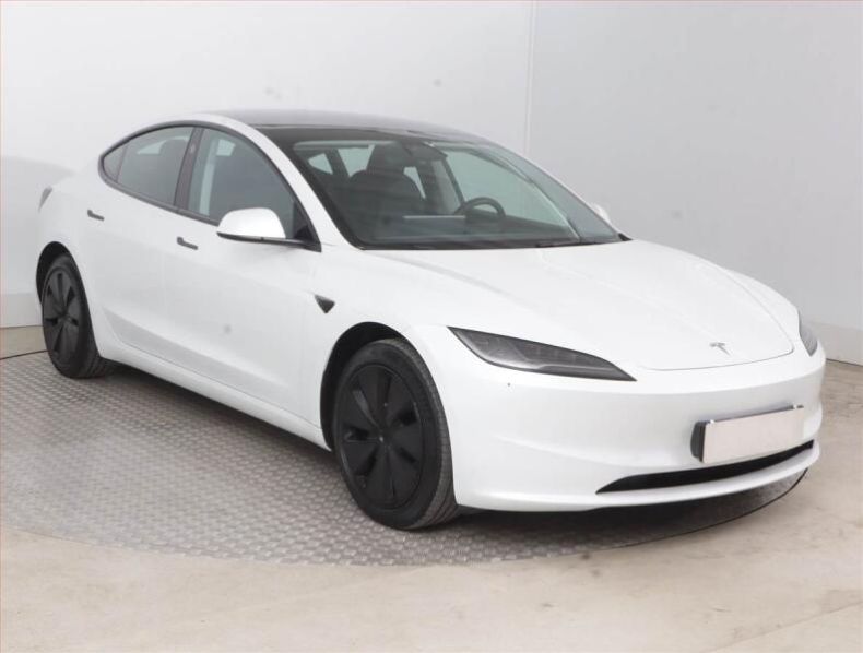 Tesla Model 3 - hlavní foto