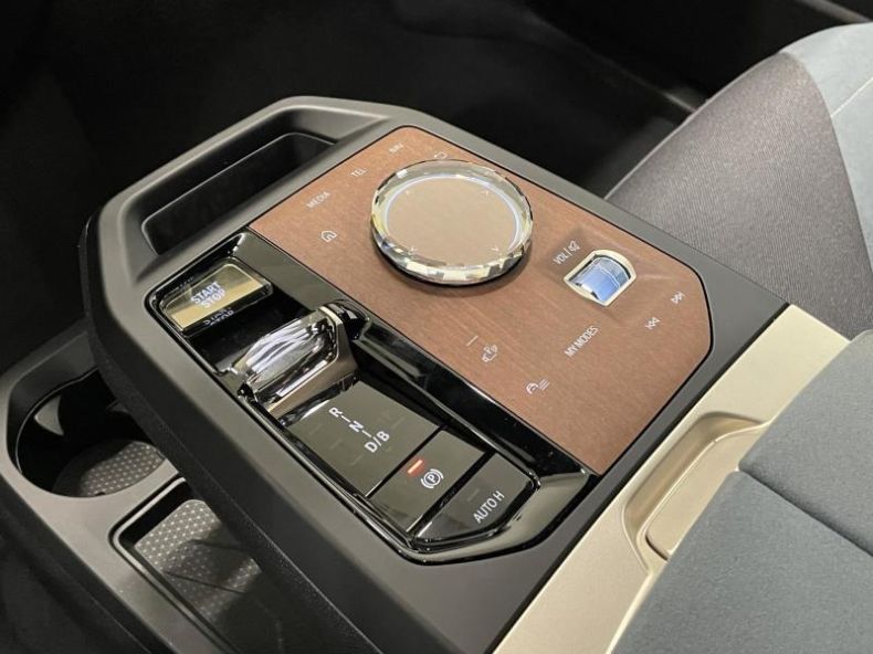 BMW iX - hlavní fotka