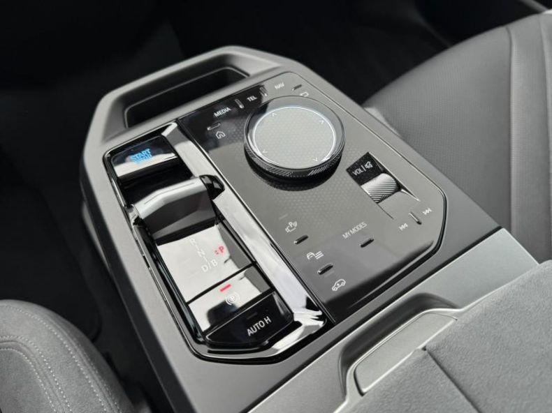 BMW iX - hlavní fotka