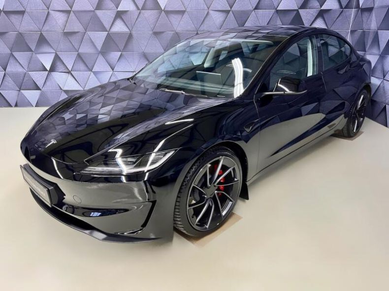 Tesla Model 3 - hlavní fotka inzerátu