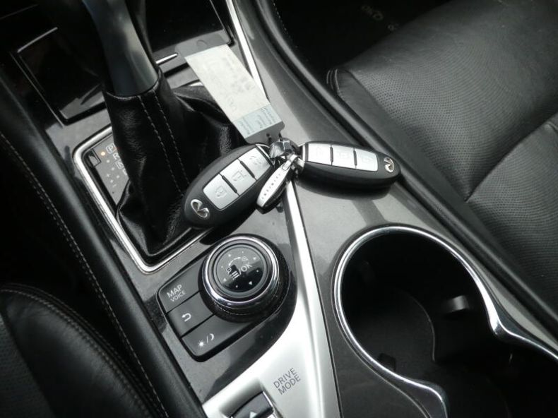 Infiniti Q - hlavní fotka