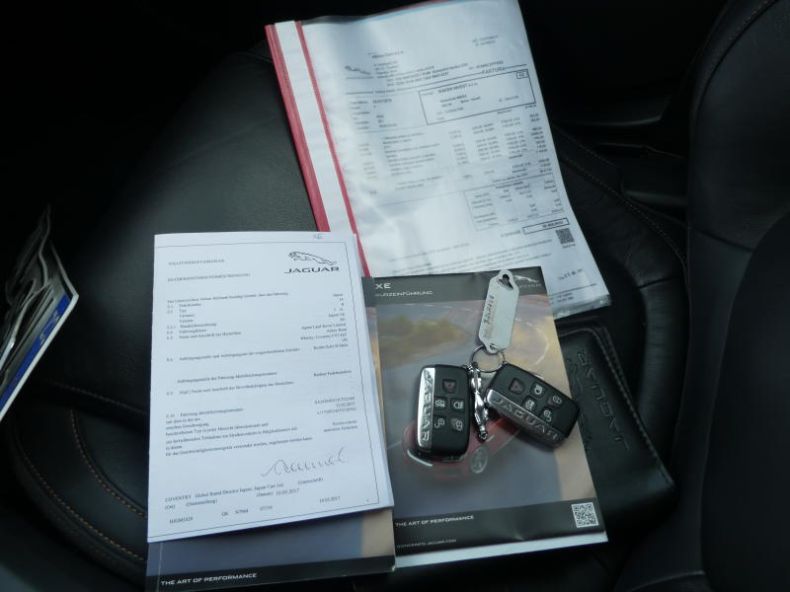 Jaguar XE - hlavní fotka