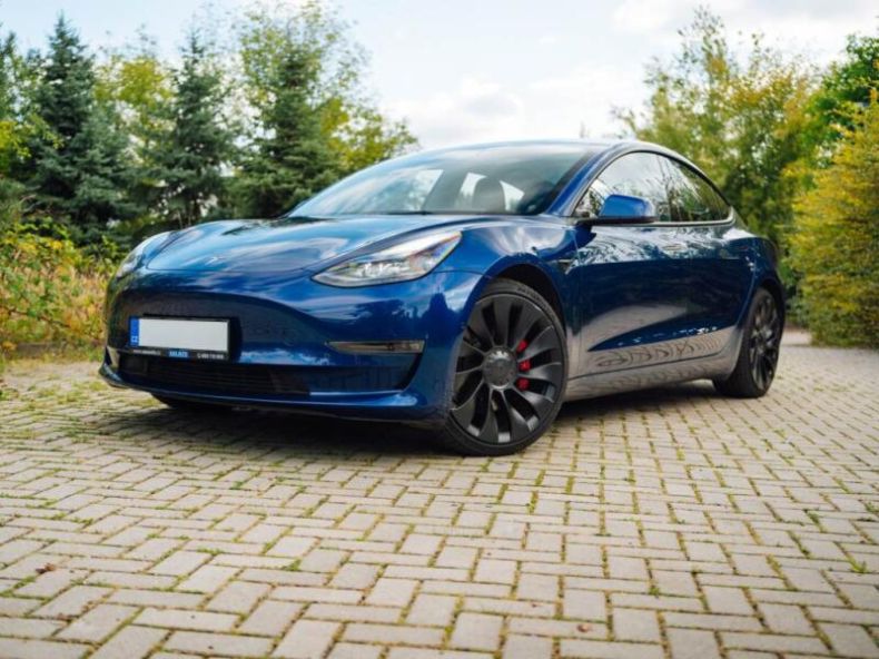 Tesla Model 3 - hlavní foto