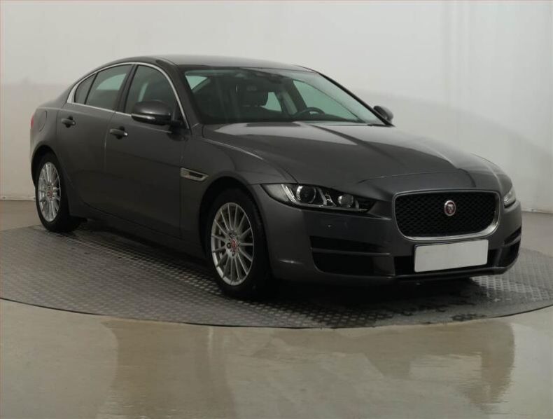 Jaguar XE - hlavní fotka