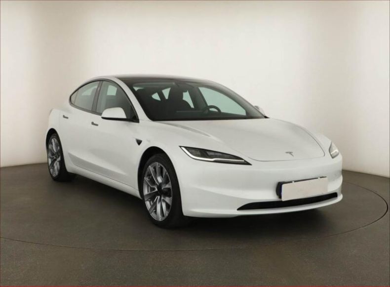 Tesla Model 3 - hlavní foto