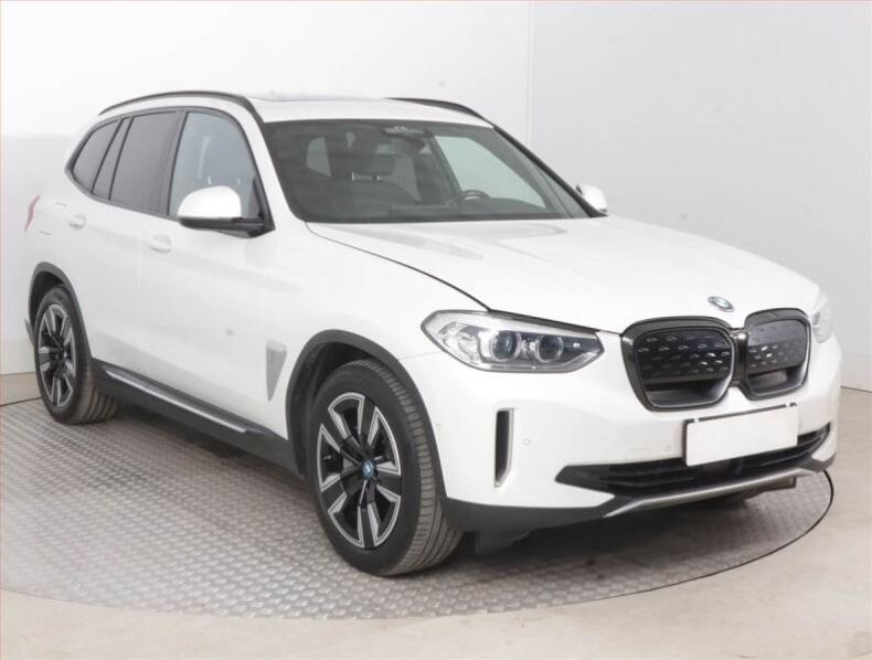 BMW iX3 - hlavní foto
