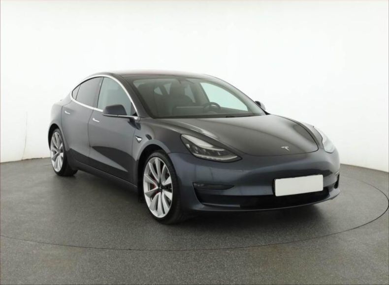 Tesla Model 3 - hlavní foto