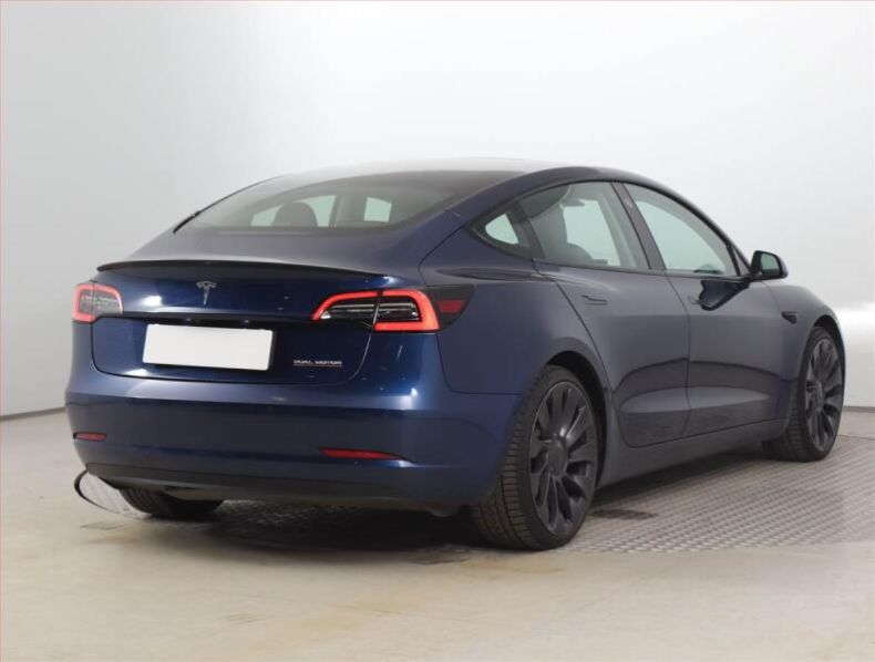 Tesla Model 3 - hlavní fotka