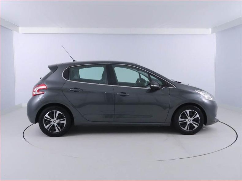Peugeot 208 - hlavní fotka