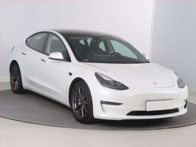 Tesla Model 3 - hlavní foto