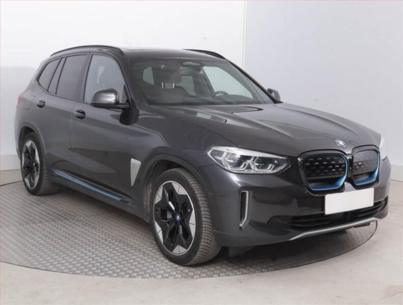 BMW iX3 - hlavní foto