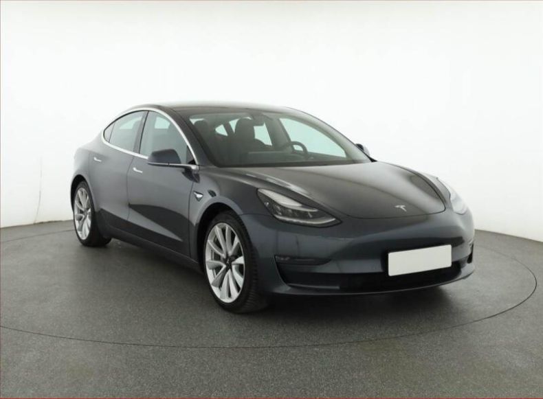 Tesla Model 3 - hlavní fotka inzerátu