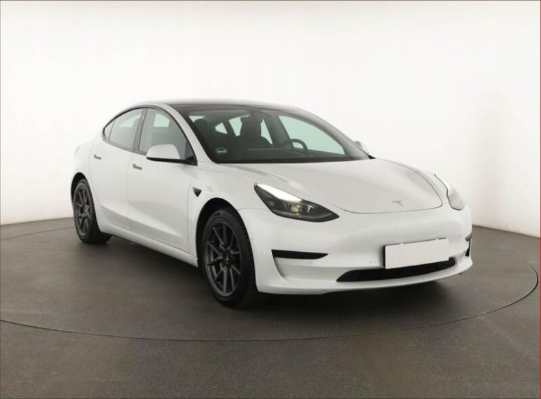Tesla Model 3 - hlavní foto