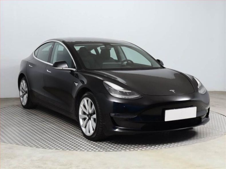 Tesla Model 3 - hlavní foto