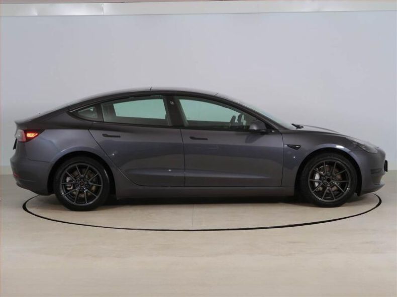 Tesla Model 3 - hlavní fotka