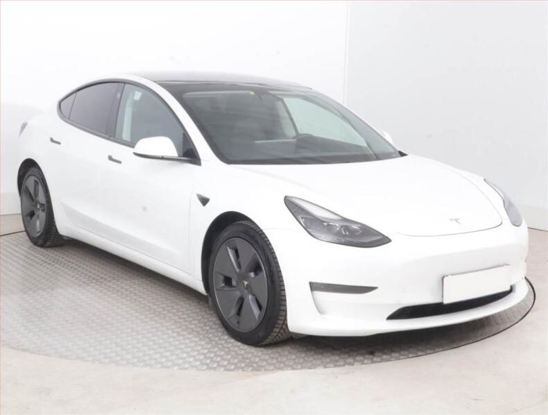 Tesla Model 3 - hlavní foto