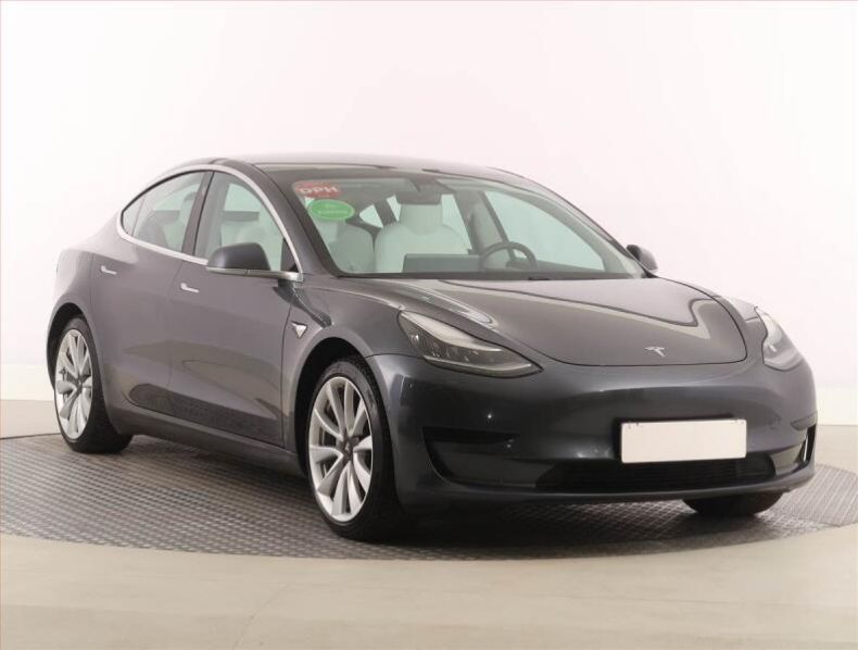 Tesla Model 3 - hlavní foto