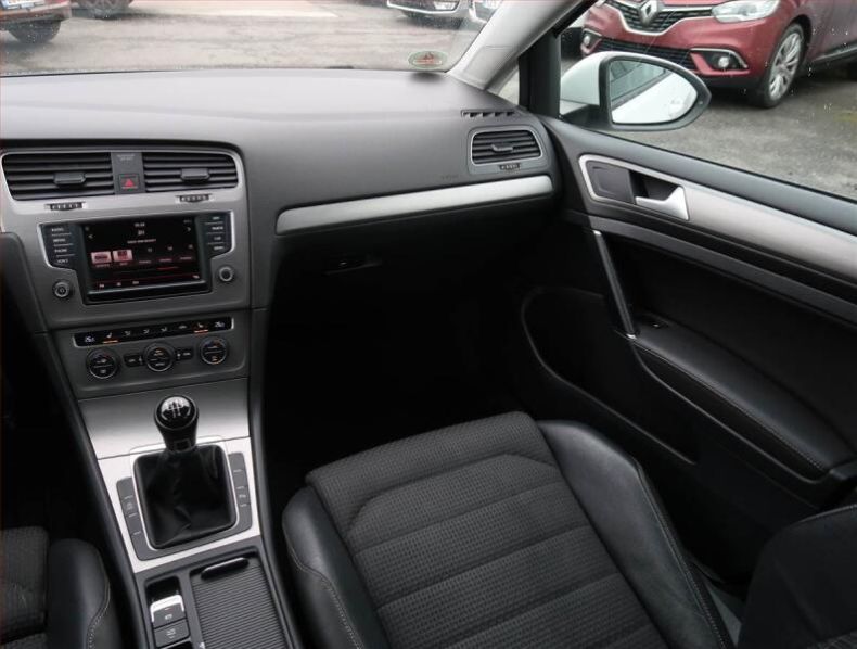 Volkswagen Golf - hlavní fotka