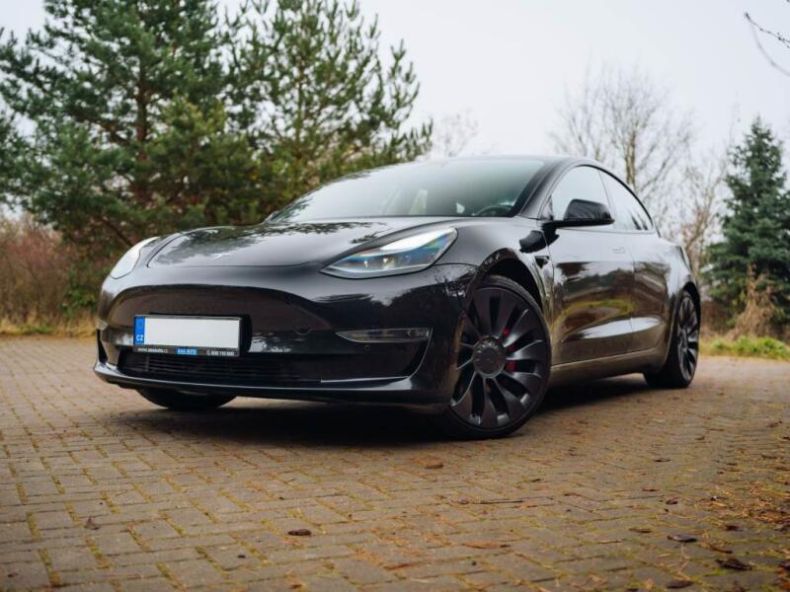 Tesla Model 3 - hlavní foto