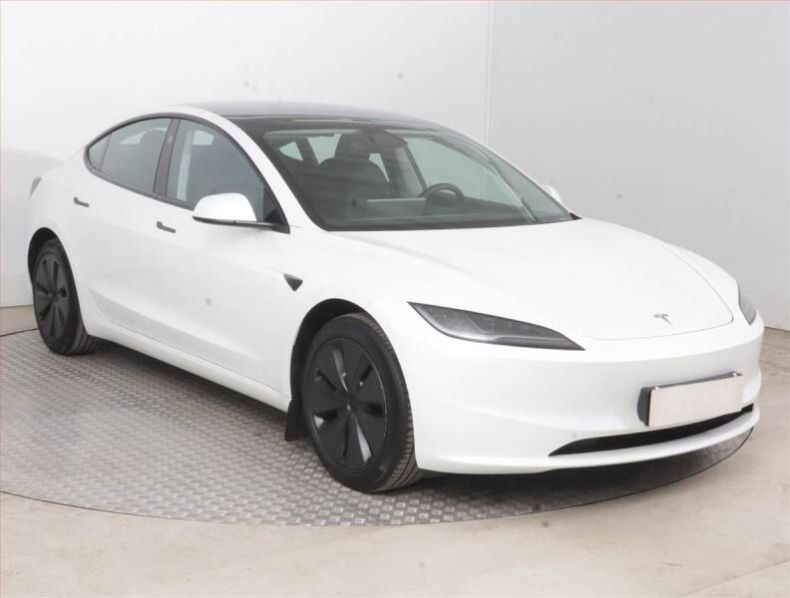 Tesla Model 3 - hlavní foto