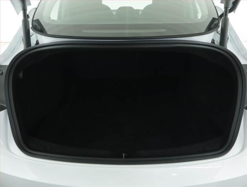 Tesla Model 3 - hlavní fotka
