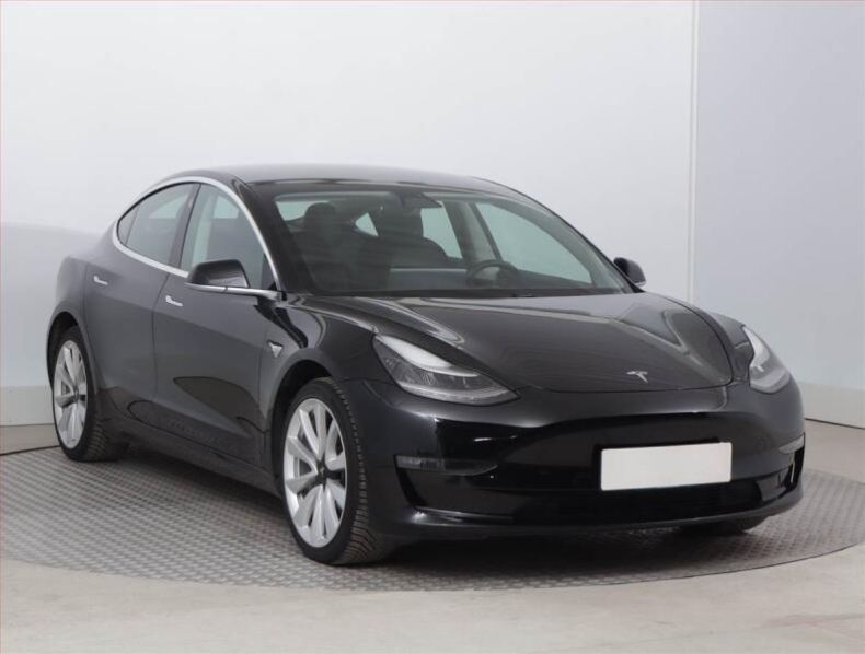 Tesla Model 3 - hlavní foto