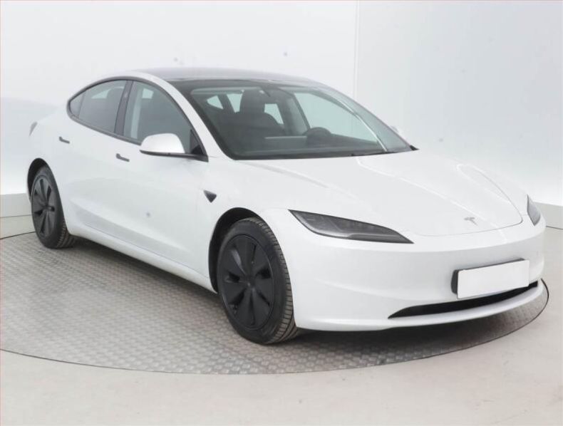 Tesla Model 3 - hlavní foto