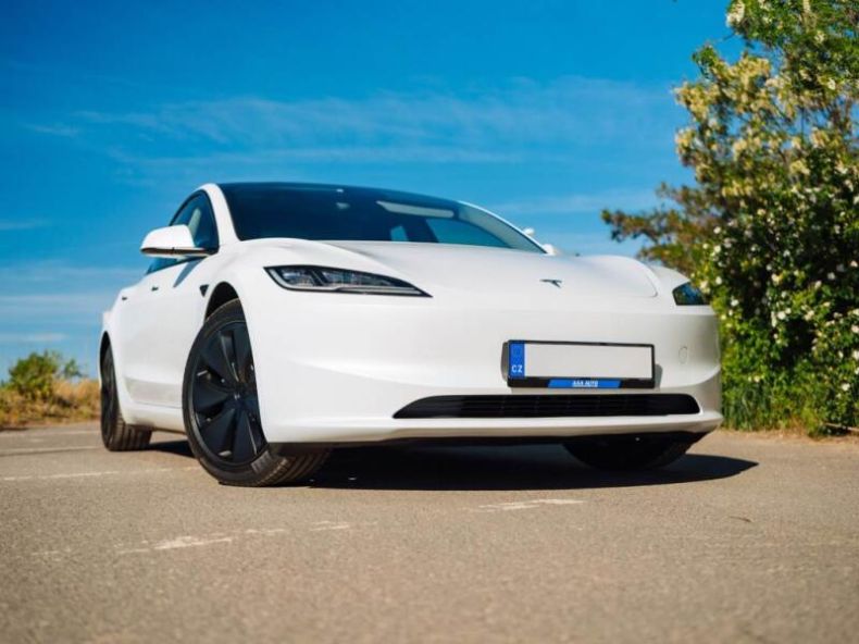 Tesla Model 3 - hlavní foto