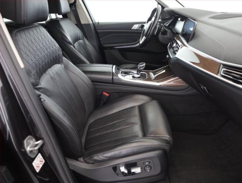 BMW X7 - hlavní fotka