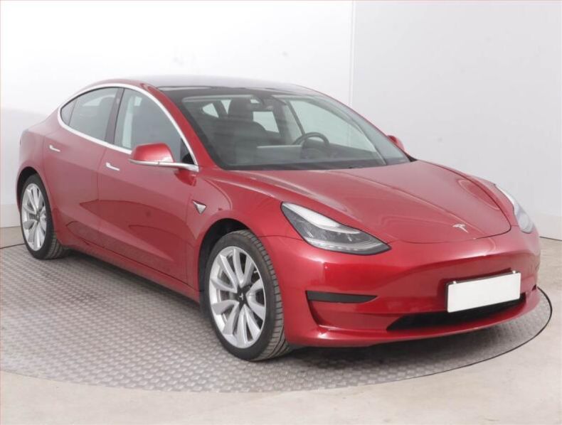 Tesla Model 3 - hlavní foto