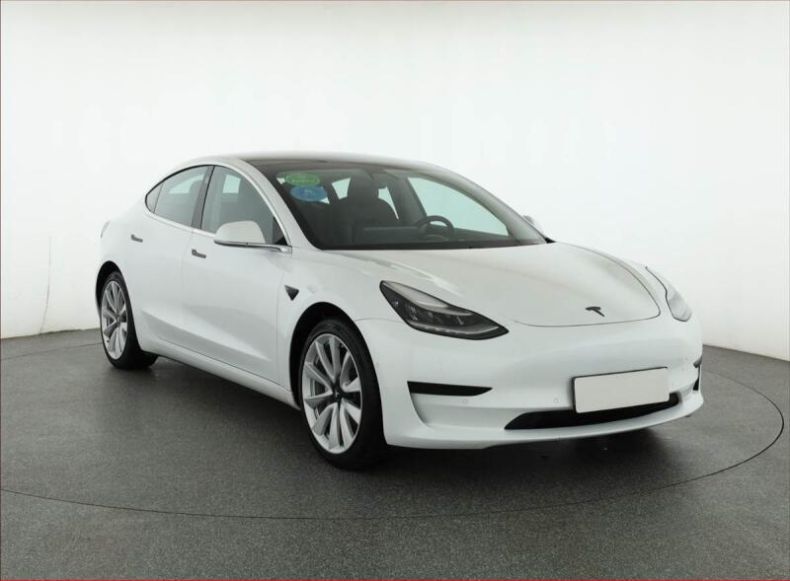 Tesla Model 3 - hlavní foto