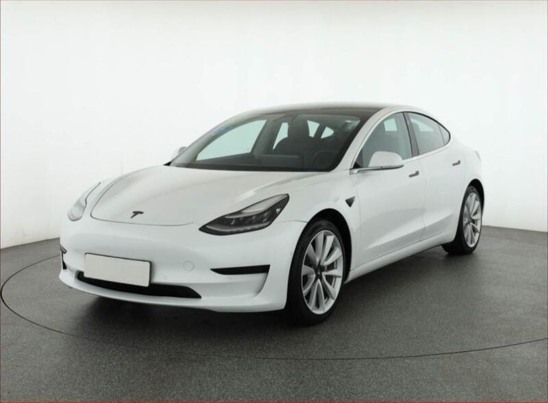Tesla Model 3 - hlavní fotka