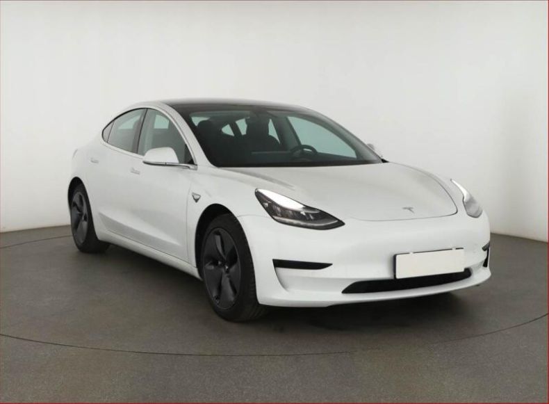 Tesla Model 3 - hlavní foto
