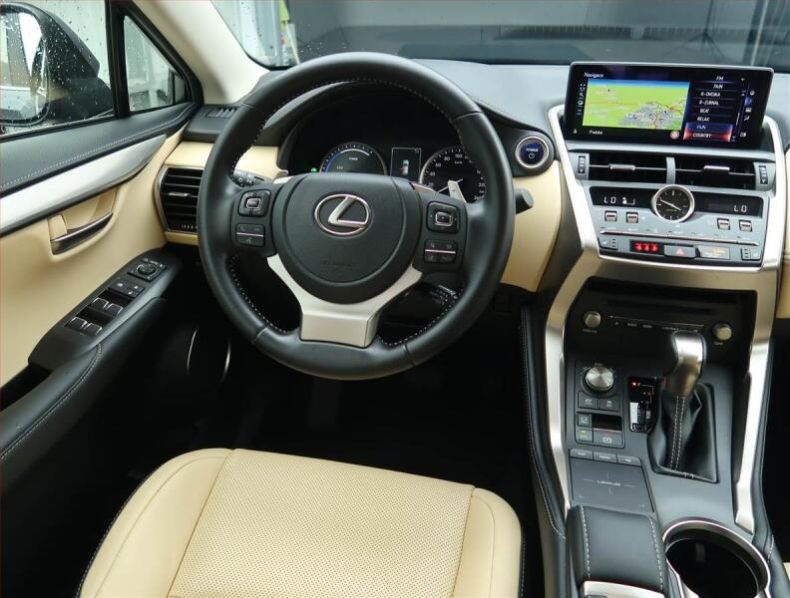 Lexus NX 300h - hlavní fotka
