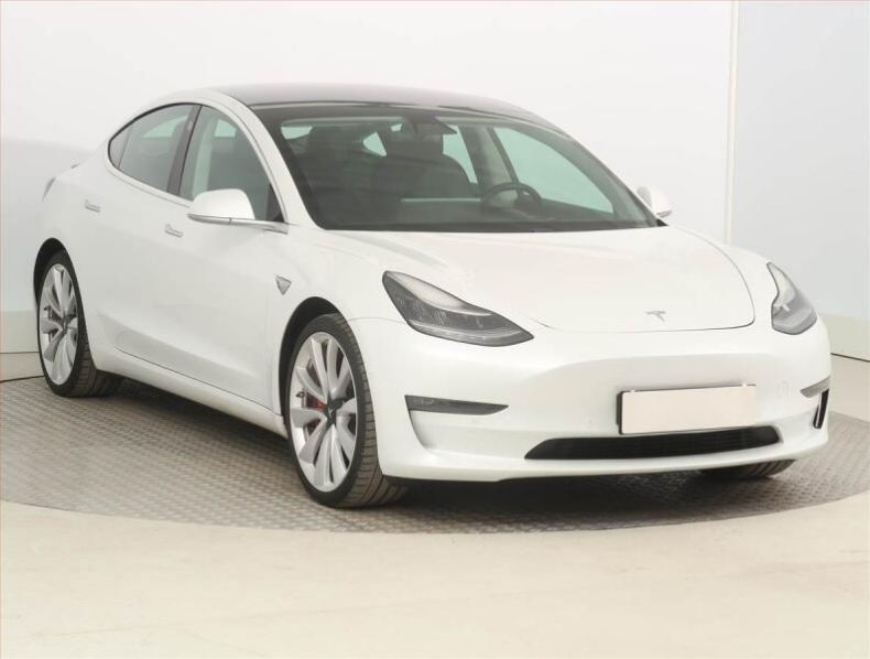 Tesla Model 3 - hlavní fotka inzerátu