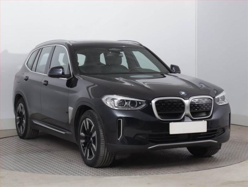 BMW iX3 - hlavní foto