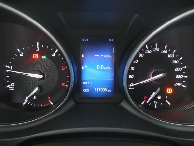 Toyota Avensis - hlavní fotka