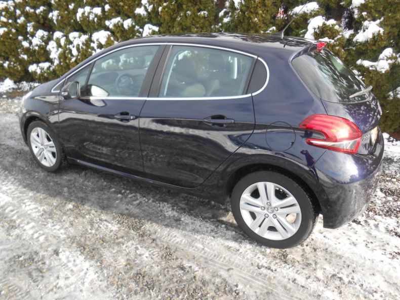 Peugeot 208 - hlavní fotka