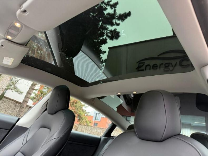 Tesla Model 3 - hlavní fotka