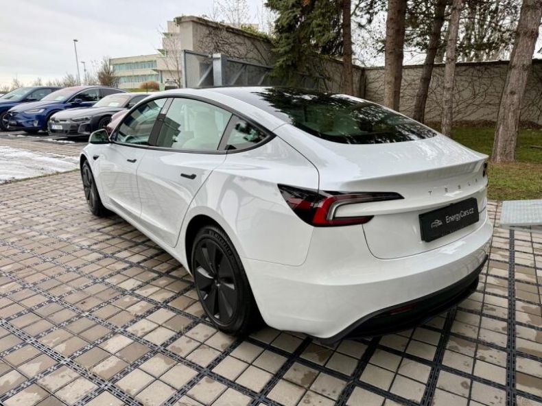 Tesla Model 3 - hlavní fotka